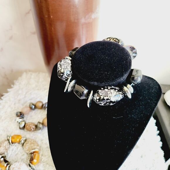 New in package adjustable lightweight bead bracelet - Picture 3 of 6